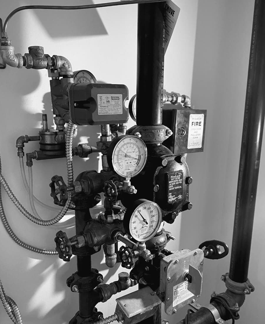 Sprinkler system riser with gauges and alarm check valve